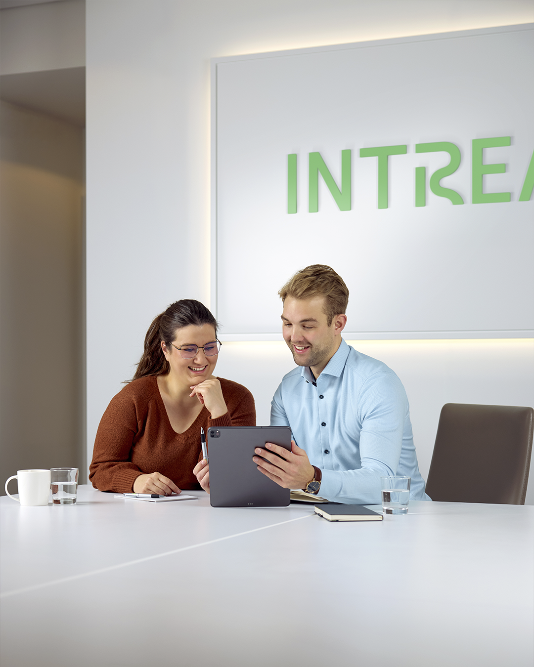 INTREAL Mitarbeitende im Meeting